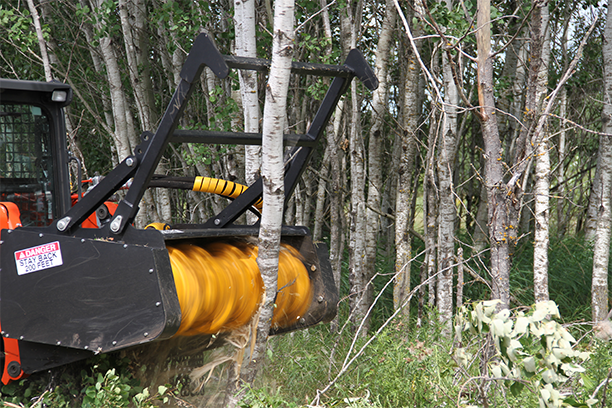 This skid steer mulcher attachment is designed with a variable displacement motor that automatically determines the best combination of speed and torque to tackle any situation.